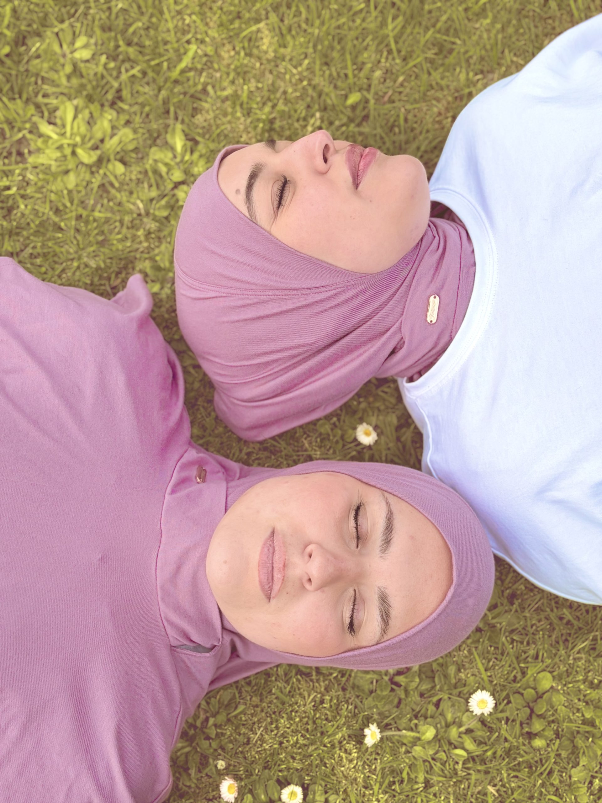 Easyjab, se porte de deux façons : Hijab couvrant la poitrine ou cagoule ajusté au cou et se glisse sous le vêtement. Détail : Plaque dorée gravure Jalimar. Disponible en 5 coloris.