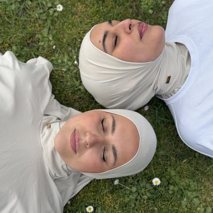 Easyjab, se porte de deux façons : Hijab couvrant la poitrine ou cagoule ajusté au cou et se glisse sous le vêtement. Détail : Plaque dorée gravure Jalimar. Disponible en 5 coloris.