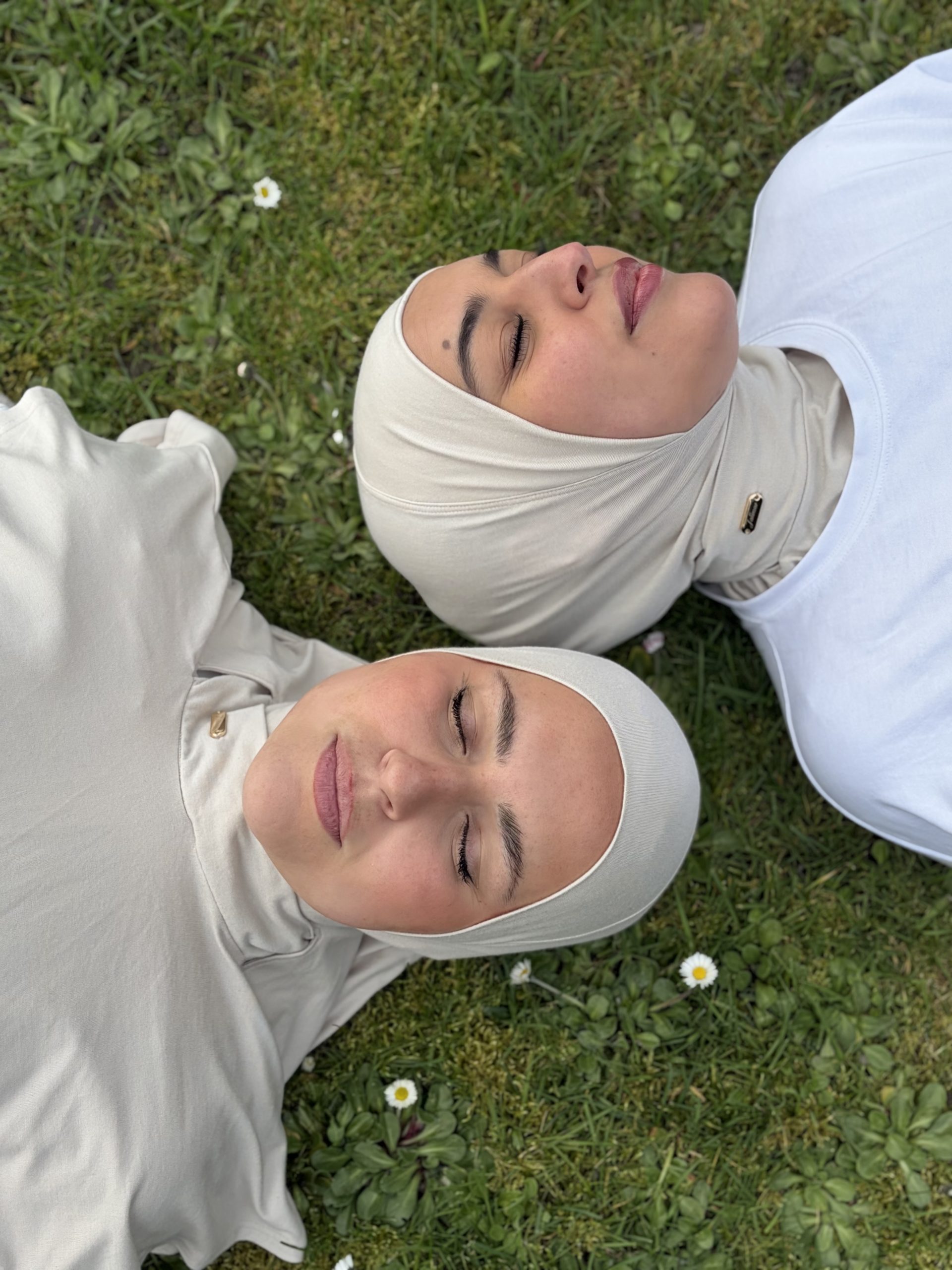 Easyjab, se porte de deux façons : Hijab couvrant la poitrine ou cagoule ajusté au cou et se glisse sous le vêtement. Détail : Plaque dorée gravure Jalimar. Disponible en 5 coloris.