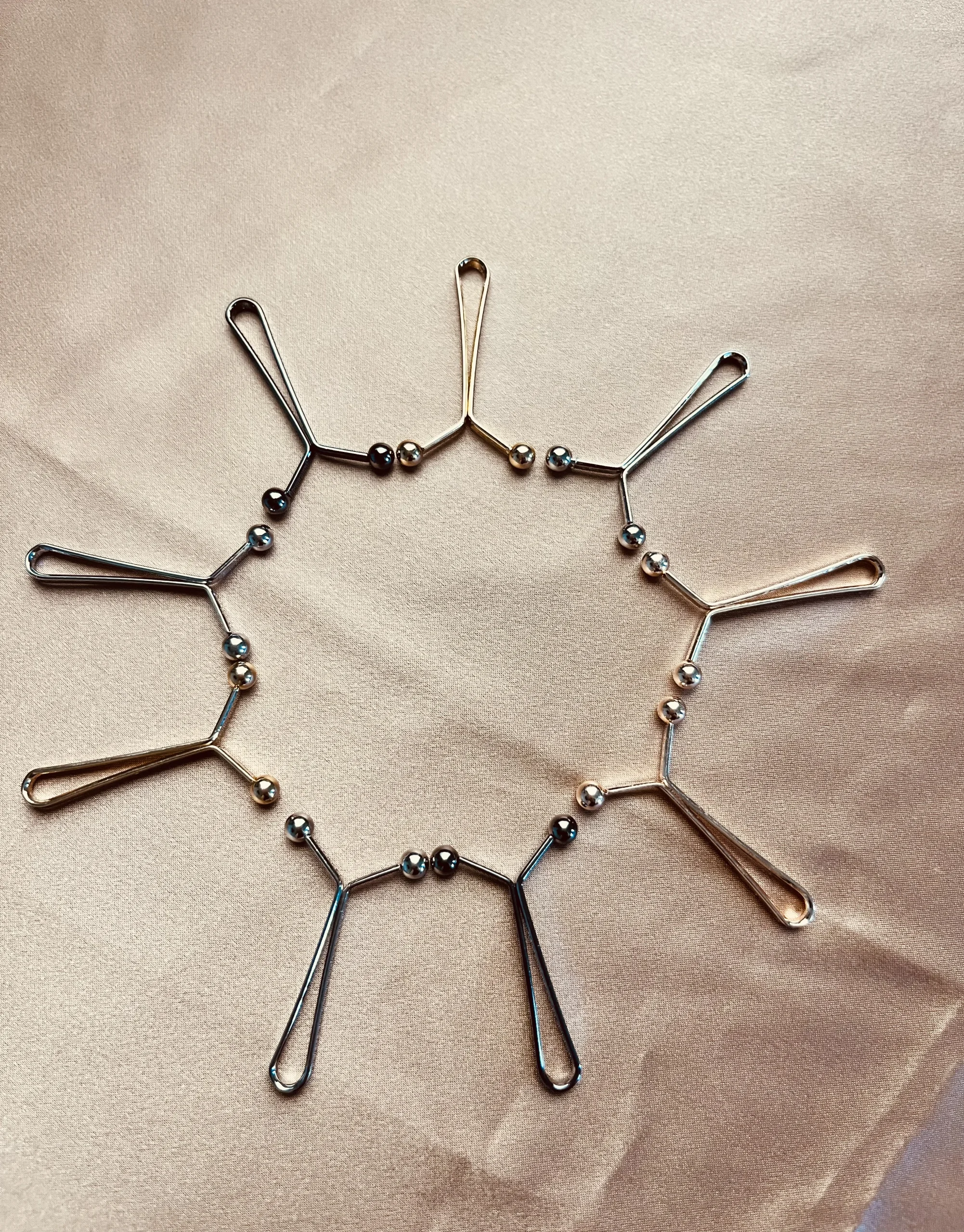 Pinces attaches foulard métalisées de couleur dorée, argentée, chrome et noir