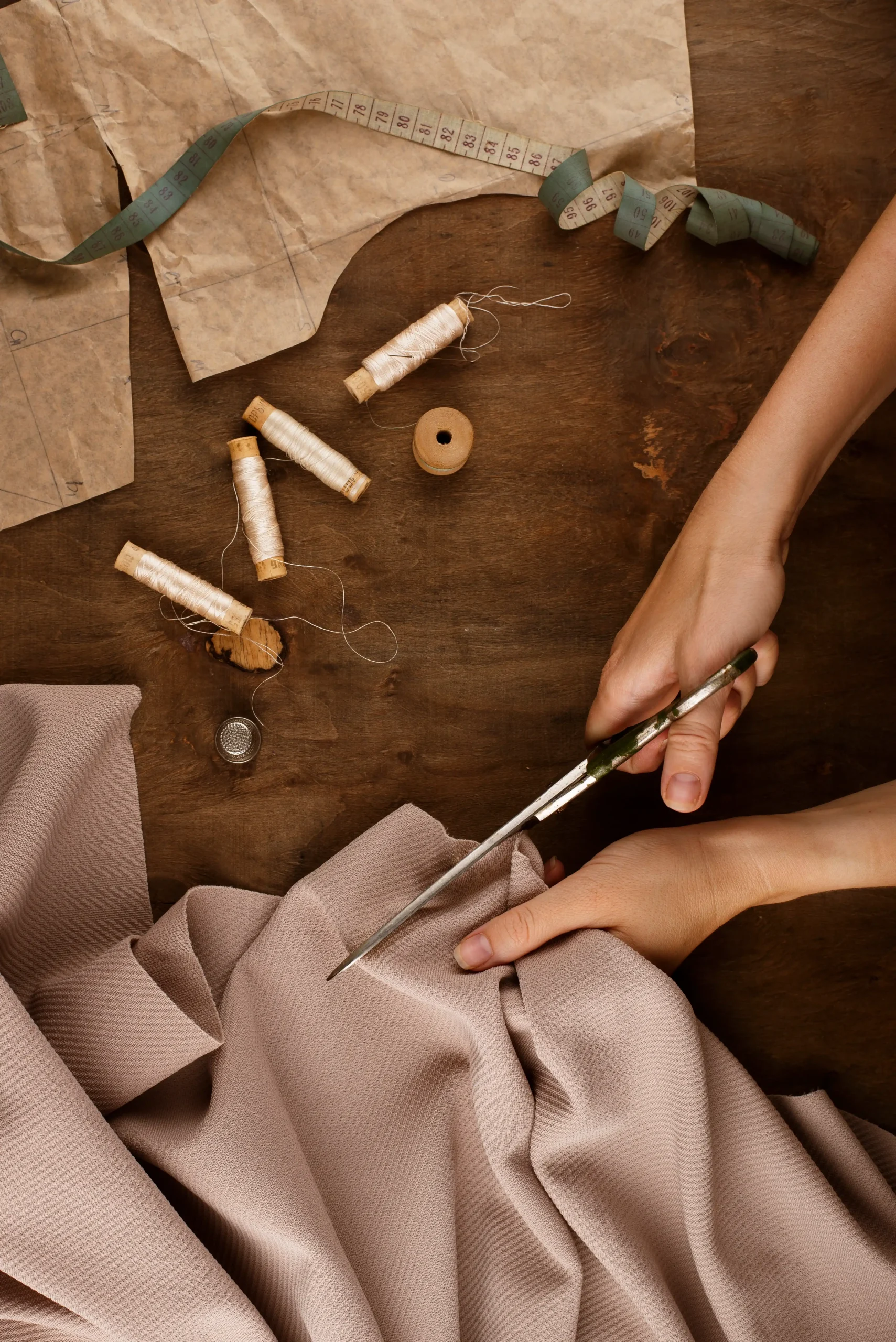 image illustrant une couturière découpant du tissu coton organique pour réaliser les foulards Easyjab  à enfiler facilement