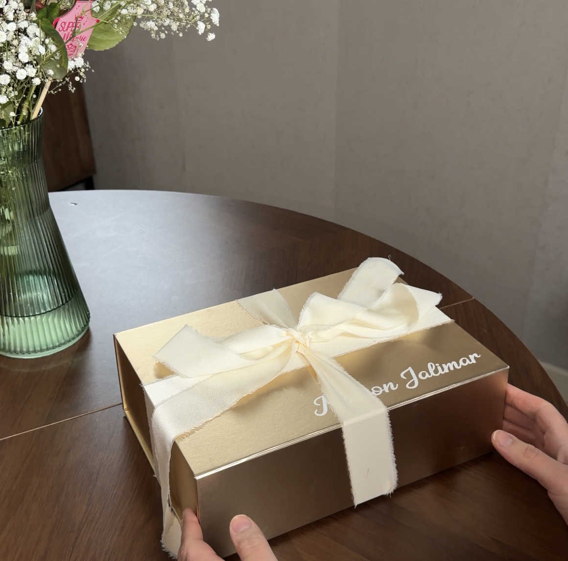 Coffret cadeau : Boite aimantée dorée, écriture en relief Maison Jalimar et noeud cadeau