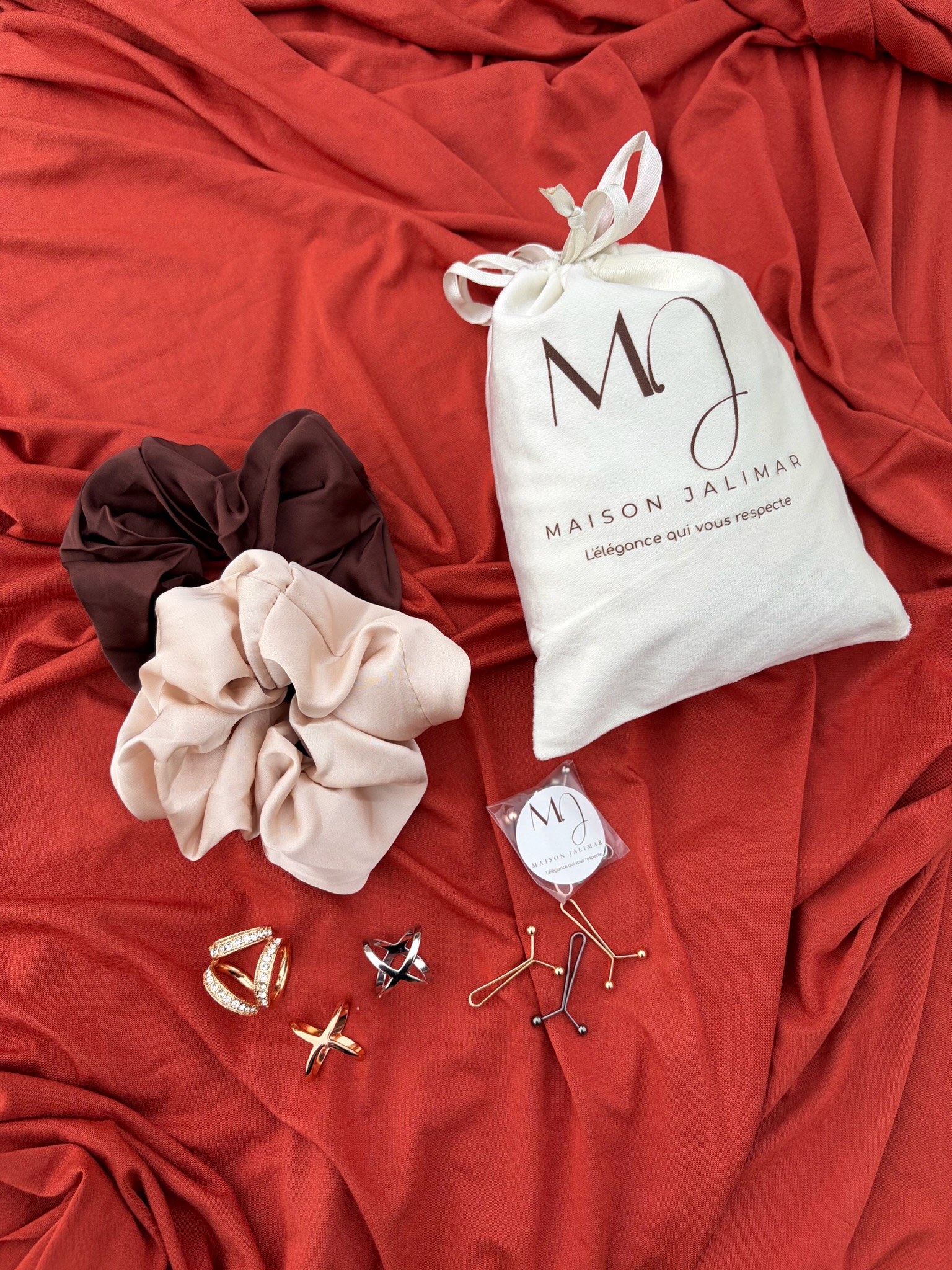 L'art du détail : Accessoires ( Bague attache foulard, pinces pour voiles / hijabs, chouchous soyeux pour cheveux), pochons en velours Maison Jalimar